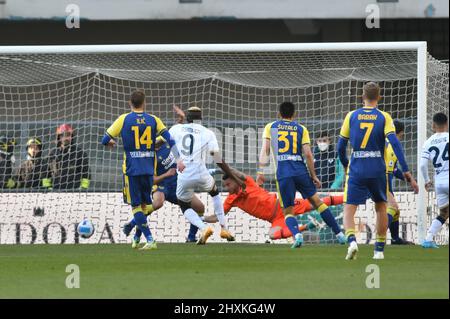 victor Osimhen (napoli) erzielt die 0-2 während des Spiels Hellas Verona FC gegen SSC Napoli, italienische Fußballserie A in Verona, Italien, März 13 2022 Stockfoto