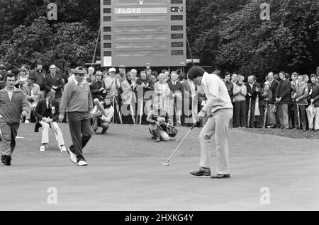 1977 Colgate World Match Play Championship, Wentworth Club, Virginia Water, 7.. Oktober 1977. Ray Floyd trägt eine karierte Mütze und einen jungen Seve Ballesteros im Alter von 20 Jahren. Stockfoto