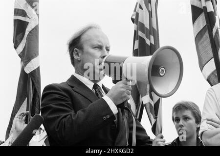 Schlacht von Lewisham, South London, Samstag, 13.. August 1977. Die Kundgebung der National Front von New Cross nach Lewisham wird durch Gegendemonstrationen unterbrochen und führt zu gewalttätigen Zusammenstößen mit Polizeibeamten und Anti-Rassismus-Demonstranten. Im Bild John Tyndall, Anführer der Front National. Stockfoto