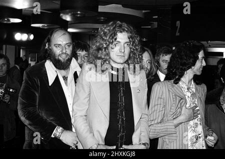 Die Rockband LED Zeppelin bei der britischen Premiere des Konzertfilms „The Song Remains The Same“. Von links nach rechts: Manager Peter Grant, Robert Plant und Jimmy Page. 4.. November 1976. Stockfoto