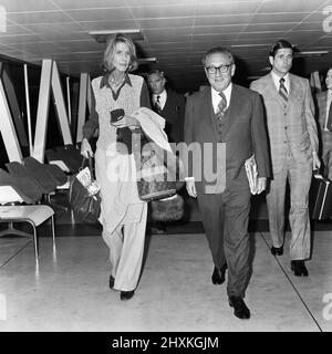 Henry Kissinger und seine Frau Nancy am Londoner Flughafen. 23.. April 1977. Stockfoto