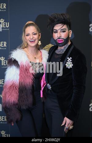 12. März 2022, Berlin: Modedesigner Harald Glööckler und Xenia Prinzessin von Sachsen zeigen auf der Berlin Fashion Week die Lifestyle-Kollektion 'Teuber by Harald Glööckler'. Im Mittelpunkt der kommenden Berlin Fashion Week in Präsenz und Hybrid stehen wieder die Themen Nachhaltigkeit und Innovation. Foto: Jens Kalaene/dpa-Zentralbild/dpa Stockfoto