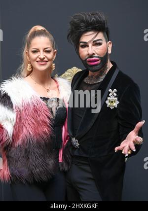 Berlin, Deutschland. 12. März 2022. Modedesigner Harald Glööckler und Xenia Prinzessin von Sachsen zeigen auf der Berlin Fashion Week die Lifestyle-Kollektion Teuber von Harald Glööckler. Im Mittelpunkt der kommenden Berlin Fashion Week in Präsenz und Hybrid stehen wieder die Themen Nachhaltigkeit und Innovation. Quelle: Jens Kalaene/dpa-Zentralbild/dpa/Alamy Live News Stockfoto