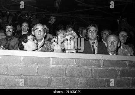 Elton John beim Fußballspiel, West Bromwich Albion gegen Watford. Endstand 1-0 gegen West Bromwich Albion. League Cup 3. Runde. 25.. Oktober 1977. Stockfoto