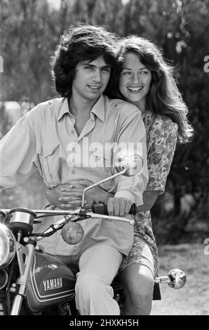 Charlotte Rampling und ihr Freund Jean Michel Jarre, aufgenommen in einer Villa in der Nähe von St. Tropez. August 1977. Stockfoto