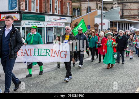 Warrington, Hes. 13. März 2022. Der Warrington Irish Club ist Gastgeber des Services und des Starts der St. Patrick's Day Parade. Dies ist die erste Parade seit dem Start von COVID. Beginnend um 10,30 Uhr morgens vom Irish Club in Orford Lane zum ‘River of Life' in der Bridge Street im Stadtzentrum, wo ein kurzer Gottesdienst abgehalten wurde, um an den Jahrestag des Bombenanschlags von Warrington zu erinnern. Es regnete, sobald die Parade begann und dann kam die Sonne heraus Credit: John Hopkins/Alamy Live News Stockfoto