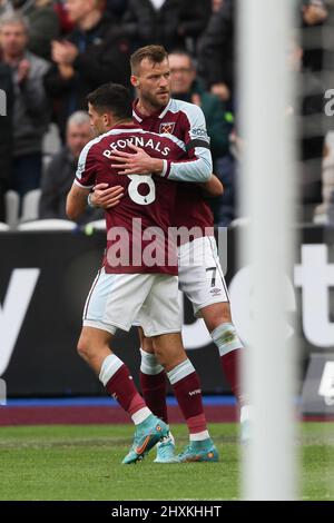 London, Großbritannien. 13. März 2022. Ein emotionaler Pablo Fornals von West Ham United feiert das Tor zum 2-0. Platz während des Premier League-Spiels zwischen West Ham United und Aston Villa am 13. März 2022 im London Stadium, Queen Elizabeth Olympic Park, London, England. Foto von Ken Sparks. Nur zur redaktionellen Verwendung, Lizenz für kommerzielle Nutzung erforderlich. Keine Verwendung bei Wetten, Spielen oder Veröffentlichungen einzelner Clubs/Vereine/Spieler. Kredit: UK Sports Pics Ltd/Alamy Live Nachrichten Stockfoto