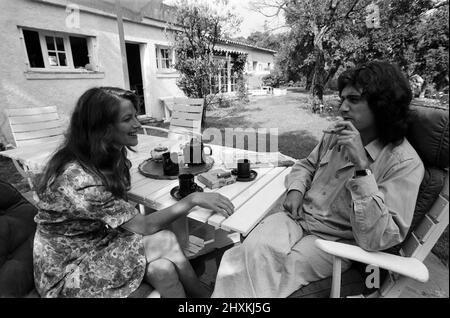 Charlotte Rampling und ihr Freund Jean Michel Jarre, aufgenommen in einer Villa in der Nähe von St. Tropez. August 1977. Stockfoto