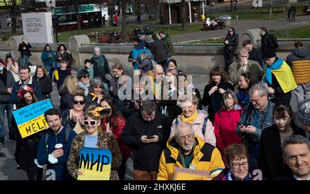 The Mound, Edinburgh, Schottland, Großbritannien. 13.. März 2022. Protest und Solidarität für die Ukraine gegen die Invasion des russischen Militärischen, die am 24.. Februar 2022 begann. Credit Archwhite/alamy Live-Nachrichten Stockfoto