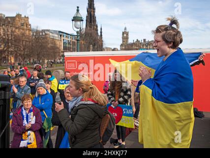 The Mound, Edinburgh, Schottland, Großbritannien. 13.. März 2022. Protest und Solidarität für die Ukraine gegen die Invasion des russischen Militärischen, die am 24.. Februar 2022 begann. Credit Archwhite/alamy Live-Nachrichten Stockfoto