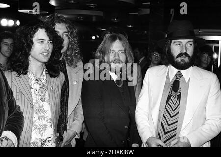 Die Rockband LED Zeppelin bei der britischen Premiere des Konzertfilms „The Song Remains The Same“. Von links nach rechts: Jimmy Page, Robert Plant, John Paul Jones und John Bonham. 4.. November 1976. Stockfoto