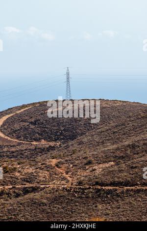 Eine einzige Hochspannungsleitung in den Bergen Stockfoto