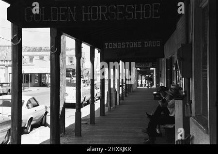 Drei alte Zeitgenossen sitzen vor dem Tombstone Drug Store in der Nähe des berühmten Kampfs beim OK Corral, in dem der stellvertretende US-Marschall Sheriff Virgil Earp und seine temporären Stellvertreter und Brüder Wyatt Earp und Morgan Earp Tom McLaury, Frank McLaury töteten, Und Billy Clanton während des Gewehrkampfes. 24.. Juli 1976 Stockfoto