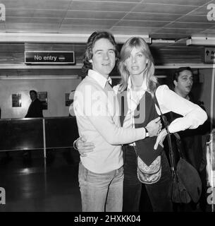 Barry Sheene, britischer Weltmeister im Grand Prix Motorrad-Straßenrennen, fotografiert mit Freundin Stephanie McLean am Flughafen London Heathrow, 10.. Dezember 1977. Er reist nach Mailand, um vom italienischen Moto Sprint einen Motorrad-oscar zu erhalten. Stockfoto