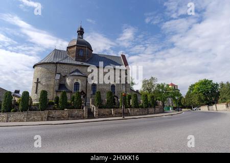 Blick auf die Straße mit der Kirche der Heiligen Dreifaltigkeit in der Altstadt von Kamianets-Podilskyi, Ukraine Stockfoto