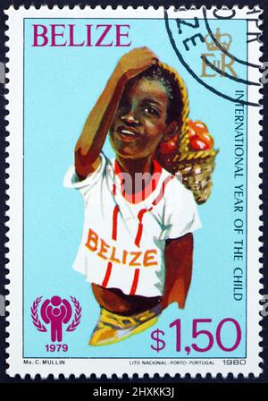 BELIZE - UM 1980: Eine in Belize gedruckte Briefmarke zeigt Child of Belize, Internationales Jahr des Kindes, um 1980 Stockfoto