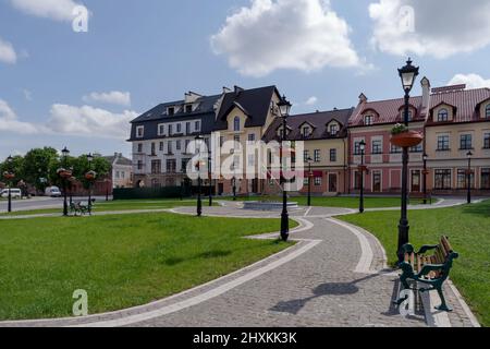 Kamyanets-Podilsky, Ukraine - 17. Mai 2021: Blick auf die Straße in Kamianets-Podilskyi Altstadt, ist Hauptstadt der historischen Region Podillya von West-Zentral Stockfoto