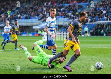 Zwolle, Niederlande. 13. März 2022. Zwolle - PEC Zwolle Torwart Kostas Lamprou, Cyriel Nachspeisen von Feyenoord während des Spiels zwischen PEC Zwolle und Feyenoord am 13. März 2022 im Stadion MAC3PARK in Zwolle, Niederlande. Kredit: Kasten zu Kasten Abbildungen/Alamy Live Nachrichten Stockfoto