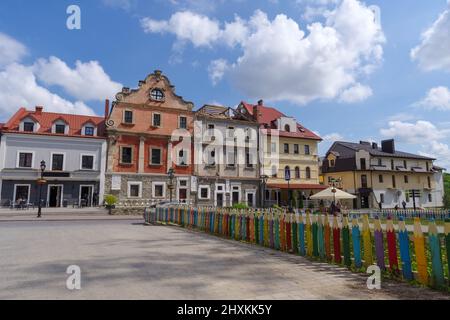 Kamyanets-Podilsky, Ukraine - 17. Mai 2021: Blick auf die Straße in Kamianets-Podilskyi Altstadt, ist Hauptstadt der historischen Region Podillya von West-Zentral Stockfoto