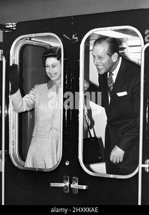 Königin Elizabeth II. Und ihr Mann Prinz Philip, Herzog von Edinburgh, lächeln und winken, als der königliche Zug aus Euston zur schottischen Tour der Queen zum Silberjubiläum herausfährt.16.. Mai 1977. Stockfoto