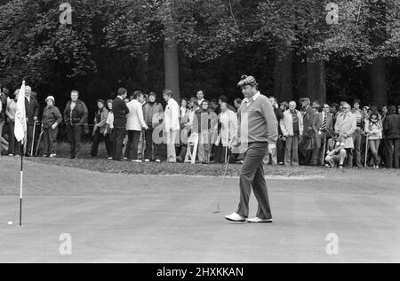 1977 Colgate World Match Play Championship, Wentworth Club, Virginia Water, 7.. Oktober 1977. Ray Floyd, mit Karomuster. Stockfoto