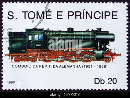 SAO TOME UND PRINCIPE - UM 1990: Eine in Sao Tome und Principe gedruckte Marke zeigt Lokomotive aus Deutschland, 1951-56, um 1990 Stockfoto