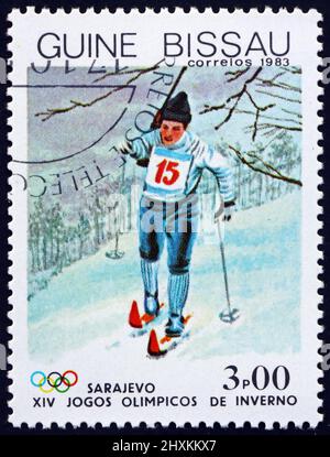 GUINEA-BISSAU - UM 1983: Eine in Guinea-Bissau gedruckte Marke zeigt Biathlon, Olympische Winterspiele 1984, Sarajevo, um 1983 Stockfoto