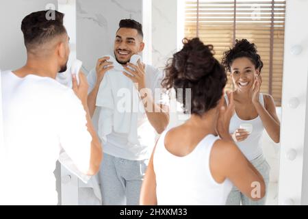 Porträt Eines Fröhlichen Jungen Arabischen Paares, Das Sich Morgens Gemeinsam Bereit Machte Stockfoto