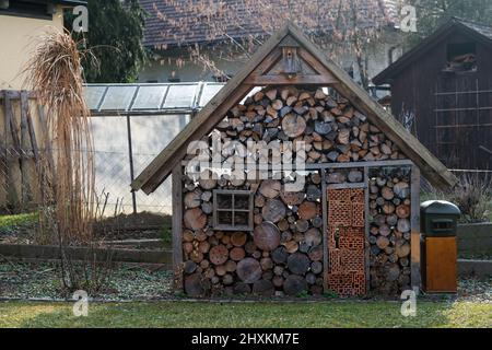Großes Holzkäfer-Haus im Garten Stockfoto