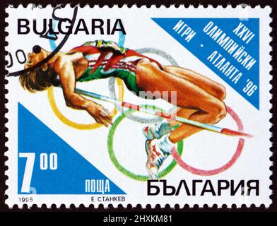 BULGARIEN - UM 1995: Eine in Bulgarien gedruckte Marke zeigt Hochsprung, Olympische Sommerspiele 1996, Atlanta, um 1995 Stockfoto