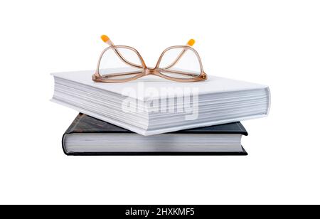 Bücher stapeln mit Brille isoliert auf weißem Hintergrund. Enzyklopädie, Code zum Lesen und Wissen erhalten. Stockfoto