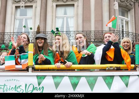 London, Großbritannien, 13.. März 2022. Das Patricks Day Festival und das Trafalgar Square Fest kehrten nach 2 Jahren der Absage aufgrund von Covid zurück. Das miserable Wetter dämpfte die Geister nicht. Kredit : Monica Wells/Alamy Live Nachrichten Stockfoto
