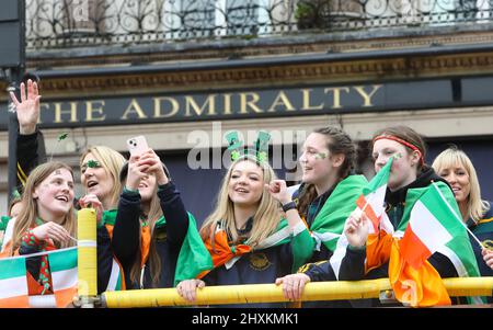 London, Großbritannien, 13.. März 2022. Das Patricks Day Festival und das Trafalgar Square Fest kehrten nach 2 Jahren der Absage aufgrund von Covid zurück. Das miserable Wetter dämpfte die Geister nicht. Kredit : Monica Wells/Alamy Live Nachrichten Stockfoto