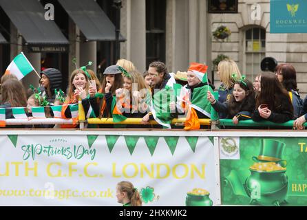 London, Großbritannien, 13.. März 2022. Das Patricks Day Festival und das Trafalgar Square Fest kehrten nach 2 Jahren der Absage aufgrund von Covid zurück. Das miserable Wetter dämpfte die Geister nicht. Kredit : Monica Wells/Alamy Live Nachrichten Stockfoto