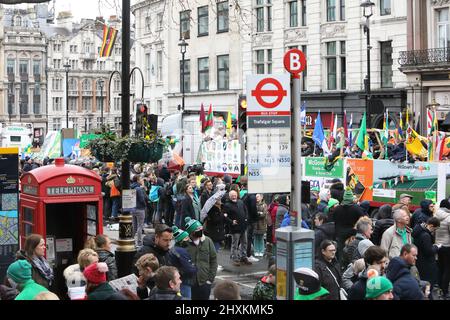 London, Großbritannien, 13.. März 2022. Das Patricks Day Festival und das Trafalgar Square Fest kehrten nach 2 Jahren der Absage aufgrund von Covid zurück. Das miserable Wetter dämpfte die Geister nicht. Kredit : Monica Wells/Alamy Live Nachrichten Stockfoto
