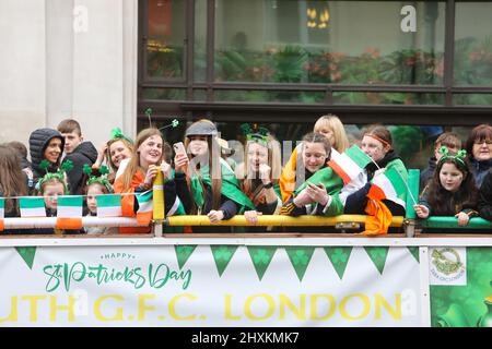 London, Großbritannien, 13.. März 2022. Das Patricks Day Festival und das Trafalgar Square Fest kehrten nach 2 Jahren der Absage aufgrund von Covid zurück. Das miserable Wetter dämpfte die Geister nicht. Kredit : Monica Wells/Alamy Live Nachrichten Stockfoto