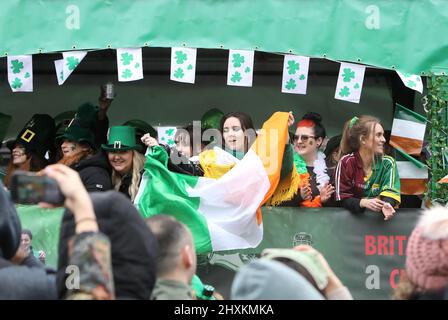 London, Großbritannien, 13.. März 2022. Das Patricks Day Festival und das Trafalgar Square Fest kehrten nach 2 Jahren der Absage aufgrund von Covid zurück. Das miserable Wetter dämpfte die Geister nicht. Kredit : Monica Wells/Alamy Live Nachrichten Stockfoto