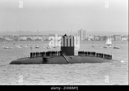 Eine U-Boot-Besatzung säumen die Decks, während sie die Britannia und die Queen für die Silver Jubilee Royal Navy Review erwarten. Bei Spithead für die Jubilee Review of the Fleet aufgereiht. 28.. Juni 1977. Stockfoto