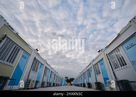 (220314) -- HONGKONG, 14. März 2022 (Xinhua) -- das Foto vom 11. März 2022 zeigt die neu errichtete kommunale Isolationseinrichtung in Fanling, im südchinesischen Hongkong. Die vierte kommunale Isolationseinrichtung (CIF) in Hongkong, die mit Unterstützung des chinesischen Festlandes errichtet wurde, wurde nach der Übergabe an die Regierung der Sonderverwaltungsregion Hongkong (HKSAR) in Betrieb genommen. Das neu gebaute CIF bietet über 350 Zimmer mit mehr als 1.000 Betten zur Notisolierung. (Xinhua) Stockfoto