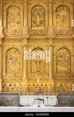 Der Hauptaltar zeigt Szenen aus dem Leben der heiligen Katharina von Alexandria sowie ihr Martyrium in SE Cathedral, Old Goa, Goa, Indien Stockfoto