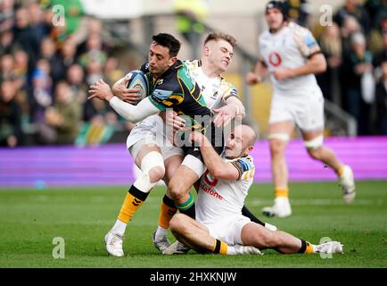 Alex Mitchell von Northampton Saints wird während des Spiels der Gallagher Premiership im Cinch Stadium in Franklin's Gardens, Northampton, von Wesps Dan Robson angegangen. Bilddatum: Sonntag, 13. März 2022. Stockfoto