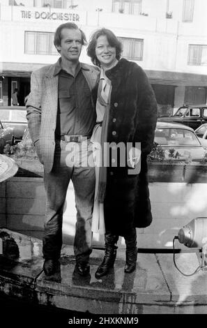 Jack Nicholson und Louise Fletcher posieren für Fotografen vor dem Dorchester Hotel, um für ihren neuen Film „One flog über das Kuckucksnest“ zu werben. 9.. Februar 1976. Stockfoto