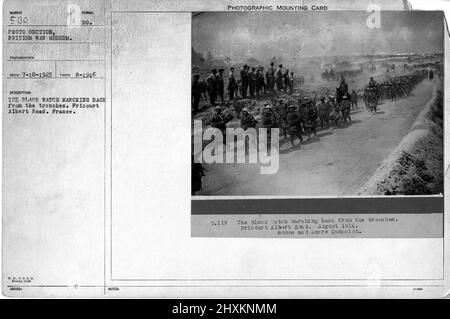 Die Schwarze Uhr marschiert aus den Schützengräben zurück. Pricourt Albert Road. August 1916. Somme- und Ancre-Kampagne. Sammlung von Fotografien aus dem Ersten Weltkrieg, 1914-1918, die die militärischen Aktivitäten der britischen und anderen Streitkräfte und des Personals während des Ersten Weltkriegs darstellen Stockfoto