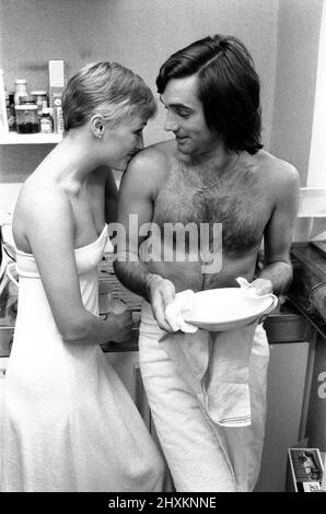 George Best und seine Freundin Angela Macdonald - Jamesfotografiert im Londoner Haus von George Best. Angela heiratete später George, um Angie Best zu werden. Aufgenommen am 23.. September 1976George Best und seine Freundin Angela Macdonald - Janes im Londoner Haus von George Best. Angela heiratete später George, um Angie Best zu werden. Bild aufgenommen am 23.. September 1976 Stockfoto