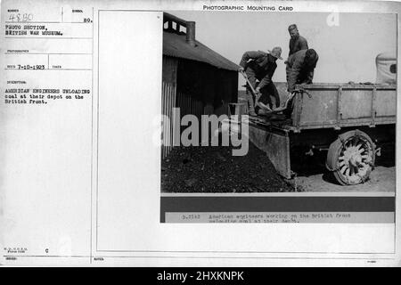 American Engineers entladen Kohle als ihr Depot an der britischen Front. Sammlung von Fotografien aus dem Ersten Weltkrieg, 1914-1918, die die militärischen Aktivitäten der britischen und anderen Streitkräfte und des Personals während des Ersten Weltkriegs darstellen Stockfoto