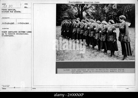 Frauen Krankenwagen Fahrer Schlange stehen, um Dekorationen zu erhalten. Blendecques. Sammlung von Fotografien aus dem Ersten Weltkrieg, 1914-1918, die die militärischen Aktivitäten der britischen und anderen Streitkräfte und des Personals während des Ersten Weltkriegs darstellen Stockfoto