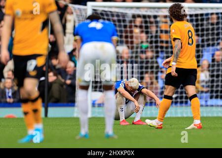 Liverpool, Großbritannien. 13. März 2022. Richarlison #7 von Everton sinkt nach der Niederlage gegen Wolves in Liverpool, Vereinigtes Königreich am 3/13/2022 auf den Boden. (Foto von Conor Molloy/News Images/Sipa USA) Quelle: SIPA USA/Alamy Live News Stockfoto