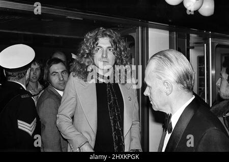 Die Rockband LED Zeppelin bei der britischen Premiere des Konzertfilms „The Song Remains The Same“. Im Bild, Sänger Robert Plant. 4.. November 1976. Stockfoto