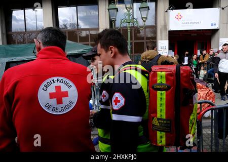 Brüssel, Belgien. 13. März 2022. Mitglieder des Roten Kreuzes vor einem Einwanderungsbüro in Brüssel, Belgien, am 13. März 2022. Kredit: ALEXANDROS MICHAILIDIS/Alamy Live Nachrichten Stockfoto