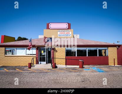 Restaurant mit einem Schild unter dem neuen Management an der Route 66. Stockfoto